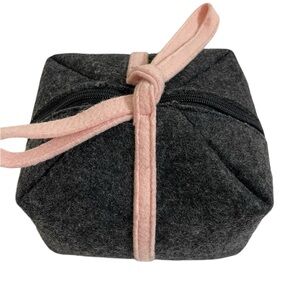 VICTORIA’S SECRET Gray Felted Vintage 80s Cosmetic Bag Pink Trim